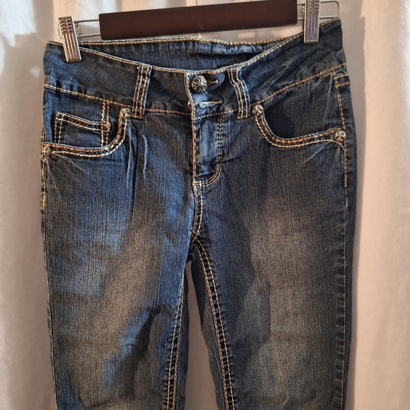 Blue Ankle Cropped Capri Jeans with Faded Wash - Picture 2 of 5